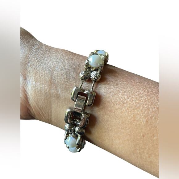 Faux Pearl Gold Tone fold-over clasp Rose Bead Bracelet Vintage Stackable - Picture 3 of 6